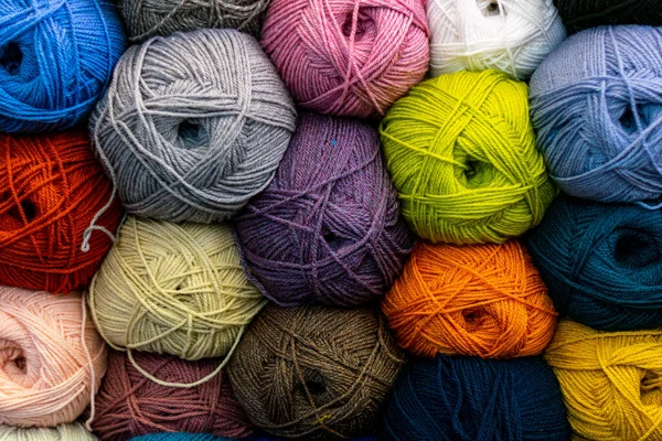 Muitos Fios Cores Brilhantes Empilhados Prateleira Loja Para Tricotar Roupas — Fotografia de Stock