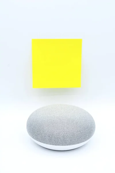 Eine Vertikale Aufnahme Eines Smart Home Lautsprechers Auf Weißem Hintergrund — Stockfoto