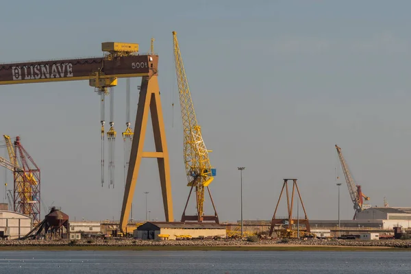 Portekiz Setubal Limanında Endüstriyel Donanım Vinçleriyle Lisnave Tersanesi — Stok fotoğraf