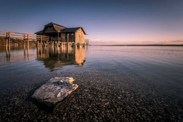 Vacker Solnedgång Vatten Och Himmel Med Båthus Ammersee Bayern Tyskland — Stockfoto