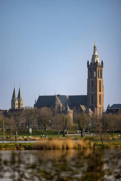 位于荷兰Roermond的圣克里斯托弗大教堂的垂直截图 背景是Munsterkerk — 图库照片