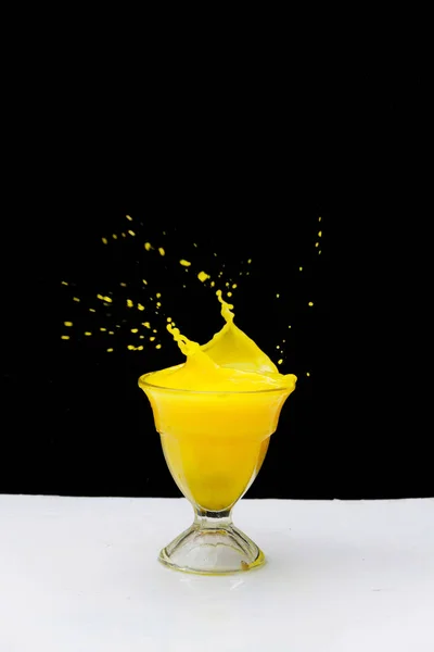 Ein Vertikaler Schuss Frisches Orangefarbenes Getränk Spritzt Glas Auf Isoliertem — Stockfoto