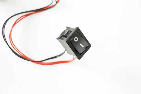 Beyaz Arkaplanda Izole Edilmiş Kablolarla Bir Açma Kapama Düğmesi — Stok fotoğraf
