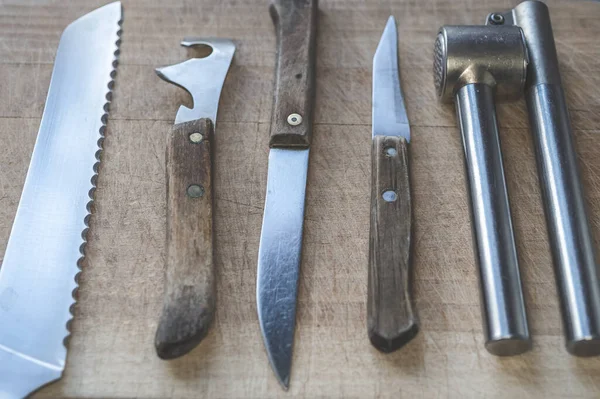 Различные Типы Ножей Деревянными Ручками Стальным Прессом Чеснока Доске — стоковое фото