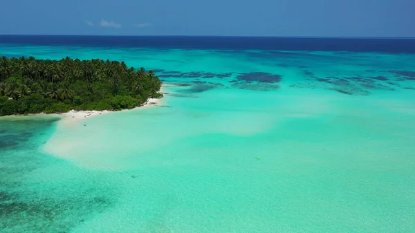白い砂浜とターコイズブルーの水を持つ小さな熱帯の島の空中ビュー — ストック写真