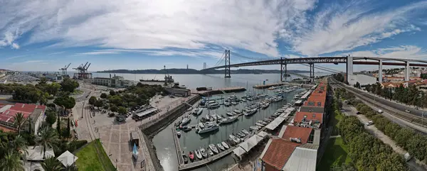 Una Vista Panoramica Delle Barche Porto Con Case Alberi Sotto — Foto Stock