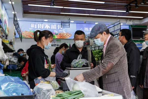 Grupo Pessoas Supermercado Comprando Itens Essenciais Preparação Para Bloqueio Durante — Fotografia de Stock