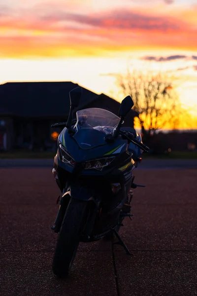 Sylwetka Motocykla Ninja 400 Zachodzie Słońca — Zdjęcie stockowe