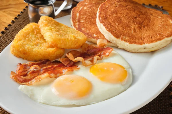 Closeup Shot American Breakfast Pancakes Eggs Hash Brown Bacon — Stock Photo, Image