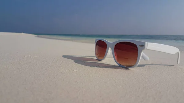 Óculos Sol Brancos Uma Praia Areia — Fotografia de Stock