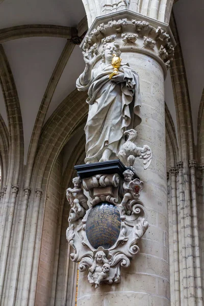 Вертикальный Снимок Интерьера Собора Святого Михаила Святого Гудулы Брюсселе Бельгия — стоковое фото