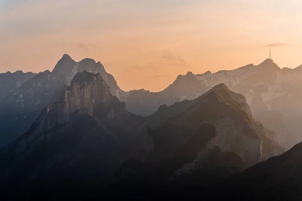 Uma Vista Luz Noite Sobre Montanhas Alpstein Fotografado Hoher Kasten — Fotografia de Stock