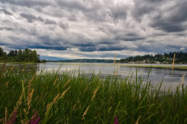 Una Vista Nubes Tormentosas Sobre Lago Tomada Desde Parque Bahía —  Fotos de Stock