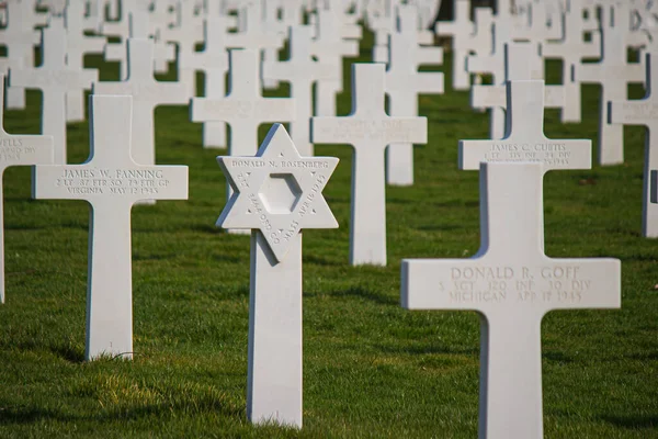 アメリカの墓地で戦死した兵士の墓の十字架 — ストック写真