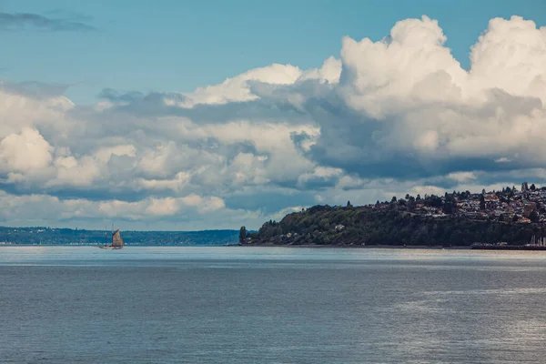 Uma Vista Panorâmica Barco Navegando Distância Fundo Céu Nublado Washington — Fotografia de Stock