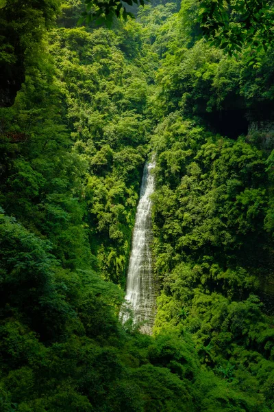 Langde苗族少数民族村 貴州省 中国の晴れた日に山の鬱蒼とした森の滝の美しい風景 — ストック写真
