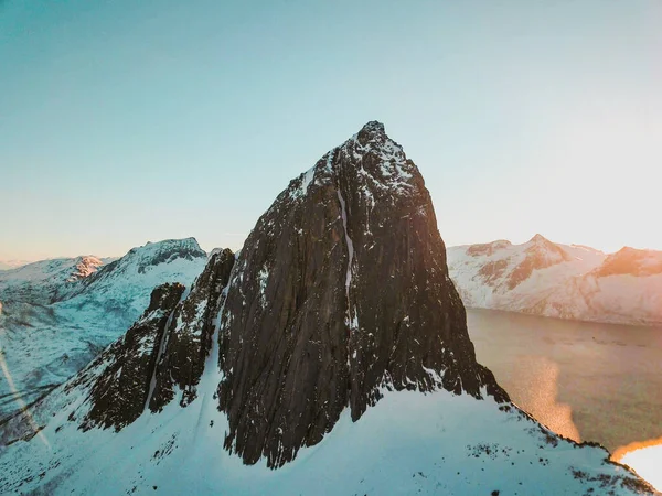 Uma Vista Panorâmica Das Montanhas Nevadas Senja Noruega — Fotografia de Stock