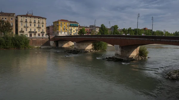 이탈리아 베로나에 다리와 건물들의 아름다운 — 스톡 사진
