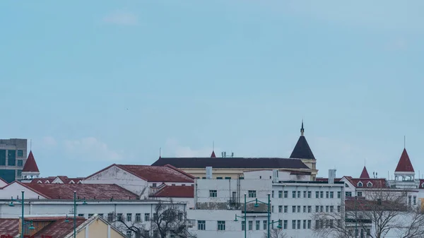 Série Střech Tradičním Evropském Městě Pozadím Světle Modré Oblohy — Stock fotografie