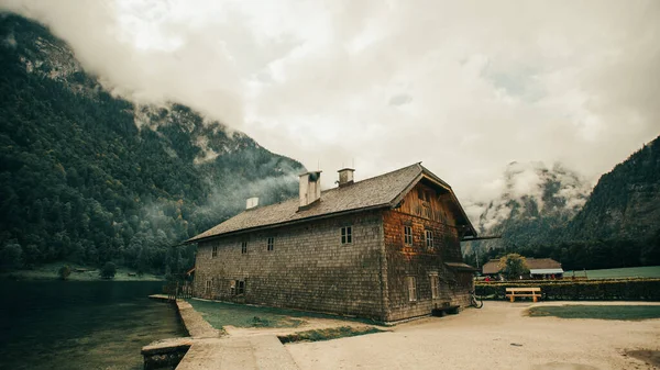 Malowniczy Widok Drewnianej Kabiny Nad Jeziorem Konigssee Otoczony Wzgórzami Mgle — Zdjęcie stockowe