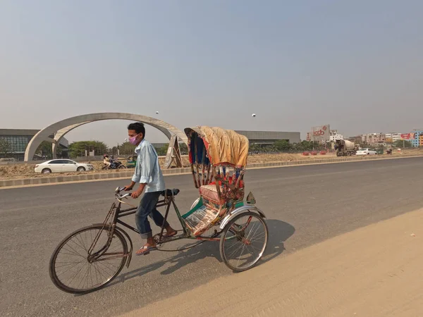 Der Alltag Eines Fahrradrikscha Fahrers Auf Der Straße Von Dhaka — Stockfoto
