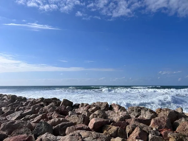 岩石海岸附近的海洋鸟瞰图 — 图库照片
