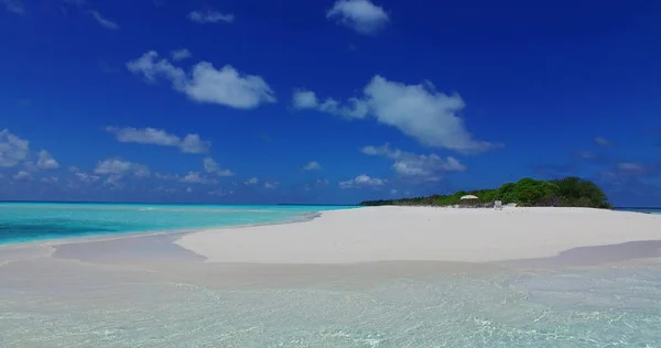 青い空の下にターコイズブルーの水の白い砂浜 — ストック写真