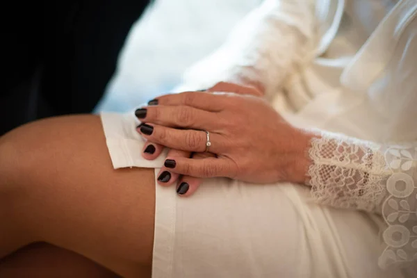 Een Vrouw Een Witte Elegante Jurk Zittend Met Haar Handen — Stockfoto