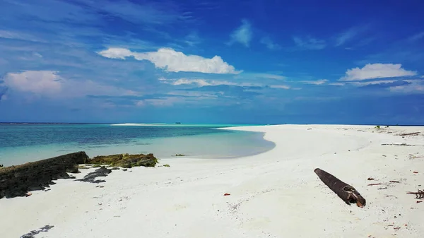 Uma Praia Areia Branca Com Água Azul Turquesa Sob Céu — Fotografia de Stock