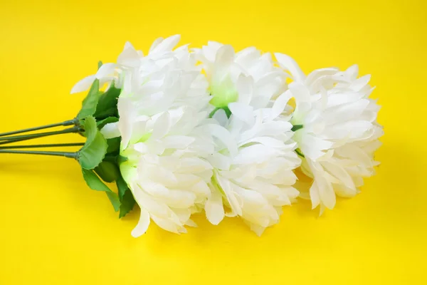 Closeup White Artificial Flowers Yellow Background — Stock Photo, Image