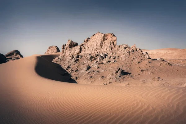이햇빛을 받으며 아래떠 사막의 — 스톡 사진