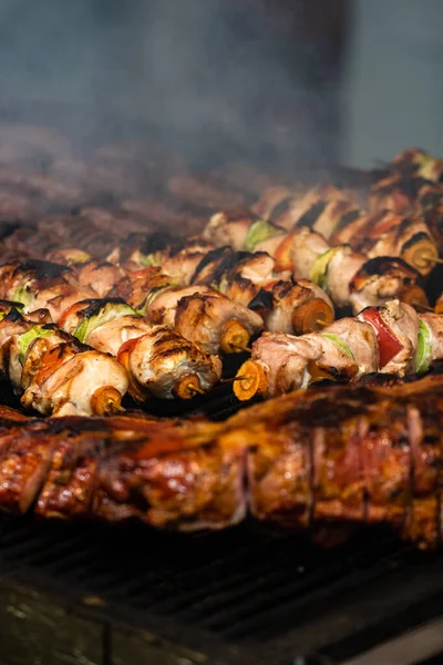 Pionowe Zbliżenie Grillowanego Mięsa Kebabów Warzywnych Grillu — Zdjęcie stockowe