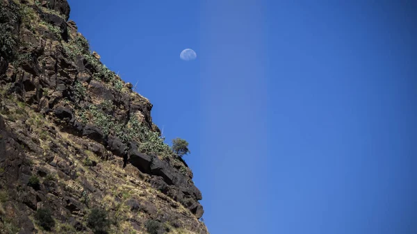 Roccia Sullo Sfondo Della Luna Nel Cielo Blu Giorno — Foto Stock