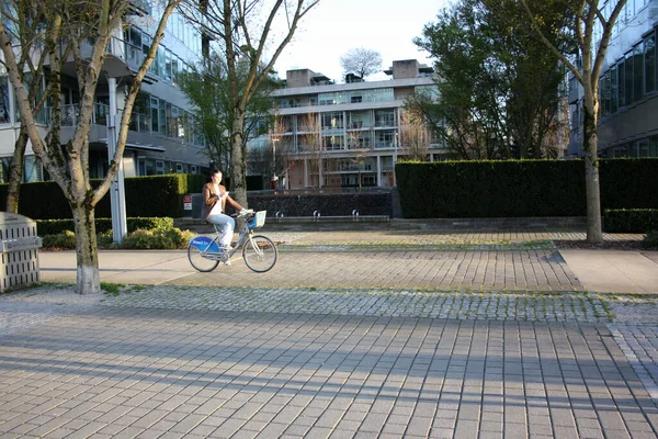 Una Giovane Donna Bicicletta Noleggio Nel Villaggio Olimpico Vancouver Columbia — Foto Stock