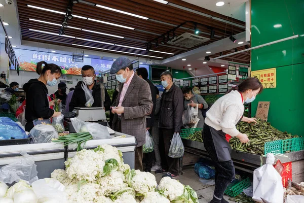 Grupo Pessoas Supermercado Comprando Itens Essenciais Preparação Para Bloqueio Durante — Fotografia de Stock