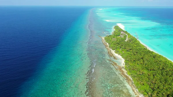 アジアの青い海の真ん中に緑のある島の空中撮影 — ストック写真