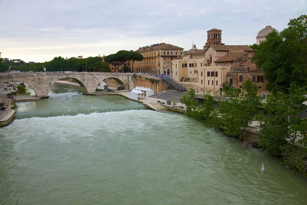 ローマの川に架かる橋の美しい景色 — ストック写真