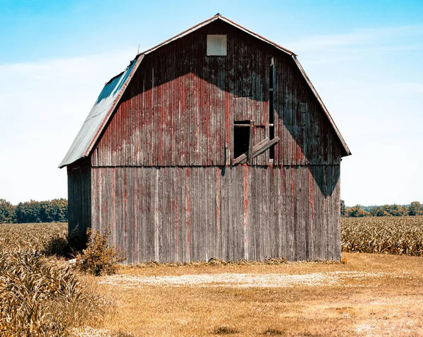 昼間に農場で放棄された古い木の納屋の美しい景色 — ストック写真