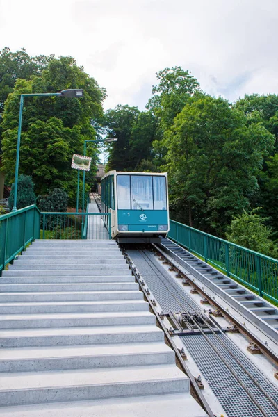 Tiro Vertical Trem Ferrovia Funicular Petrin Praga Cercada Por Vegetação — Fotografia de Stock