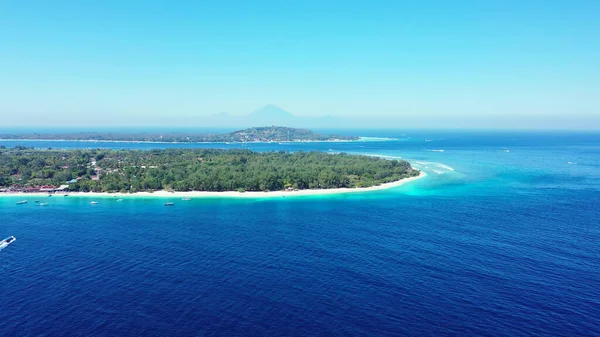 Asya Maldivler Mavi Denizindeki Küçük Yeşil Bir Adanın Büyüleyici Görüntüsü — Stok fotoğraf