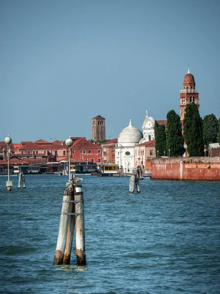 イタリアのヴェネツィアの聖ミカエル大天使の島の垂直ショット — ストック写真