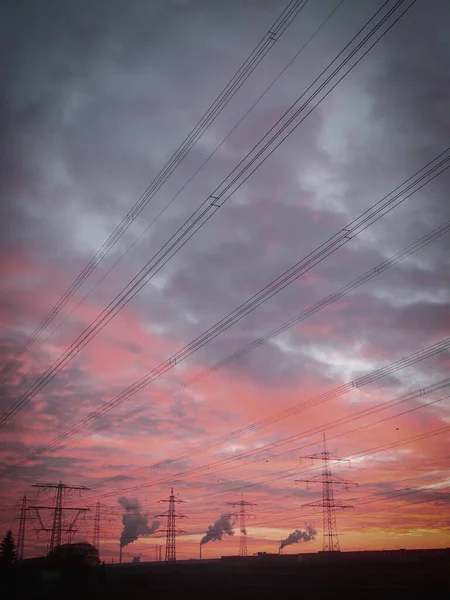 Καλώδια Ρεύματος Και Ηλεκτρικοί Πυλώνες Ενάντια Ένα Συννεφιασμένο Ουρανό Ηλιοβασιλέματος — Φωτογραφία Αρχείου