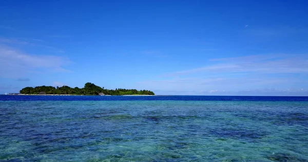 Güzel Turkuaz Deniz Suyu Uzakta Küçük Bir Ada — Stok fotoğraf