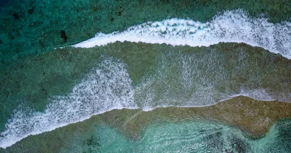 Una Vista Aérea Las Suaves Olas Del Océano Con Espuma —  Fotos de Stock