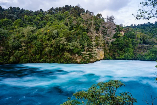 Vacker Utsikt Över Huka Falls Omgiven Träd Nya Zeeland — Stockfoto