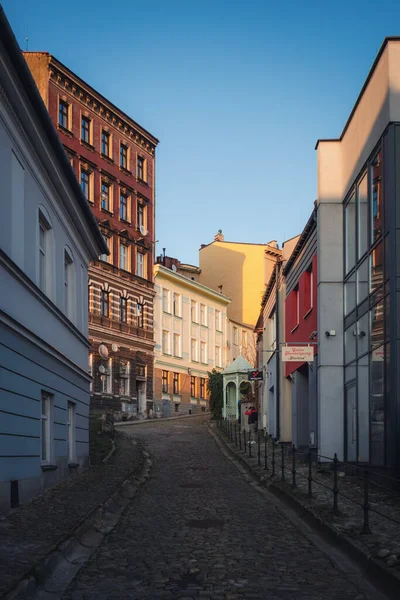 Eine Enge Straße Mit Kopfsteinpflaster Umgeben Von Gebäuden Der Altstadt — Stockfoto