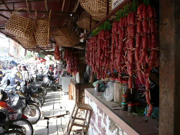 スパイシーなソーセージを売っているサイアム リアップの地元の屋台 カンボジアのシェムリアップ — ストック写真