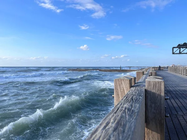 ボードウォークの近くの海の美しい景色 — ストック写真
