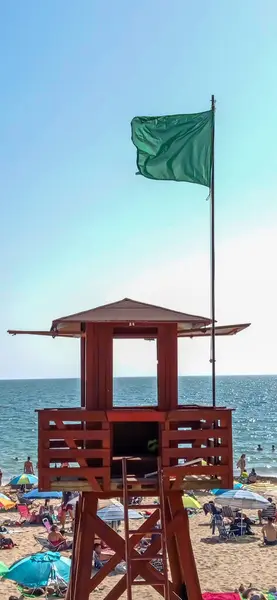 Drewniana Wieża Ratownicza Zieloną Flagą Plaży — Zdjęcie stockowe