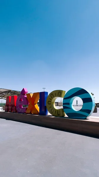 Κάθετη Φωτογραφία Του Πολύχρωμου Λογότυπου Του Μεξικού Στο Letras Chetumal — Φωτογραφία Αρχείου